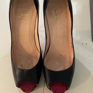❤️pre-loved original Christian Loubotin black leather peep toe heels